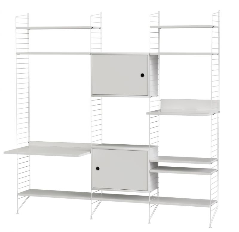 Weißes String Regalsystem mit Schreibtischplatte und Schrankfächern für Wohnzimmer oder Büro.